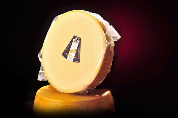 PARMIGIANO REGGIANO DE MONTAGNE 1/2 HORIZONTAL (affine 22/24 mois)